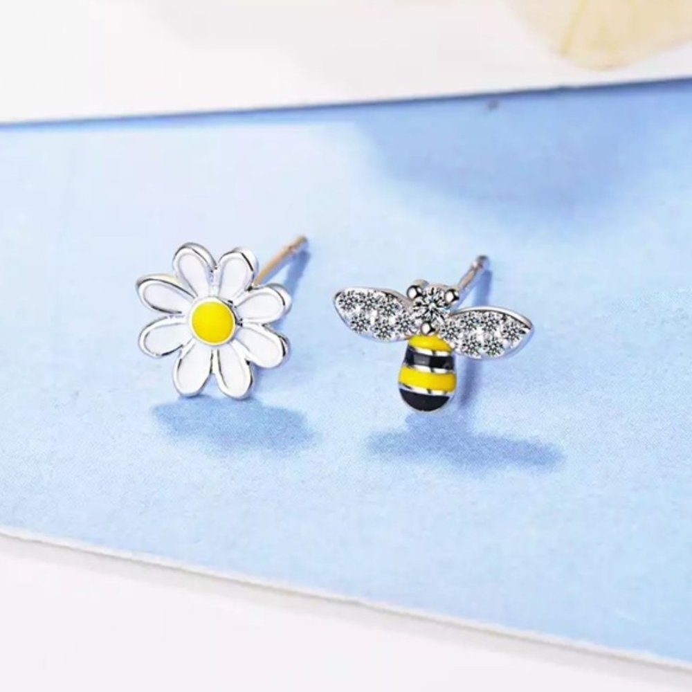 3/$30 CUTE BEE AND FLOWER TINY STUD EARRINGS